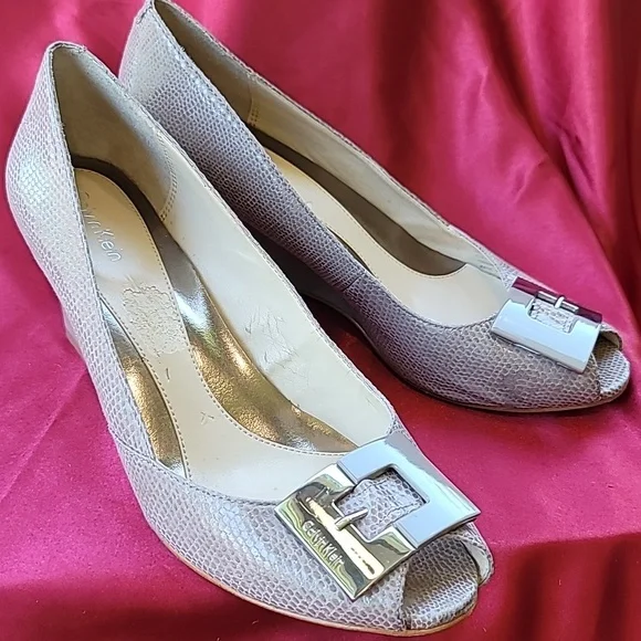 CALVIN KLEIN sz8.5 SUE Neutral Wedge pump peeptoe patent w snake detail - Picture 1 of 11